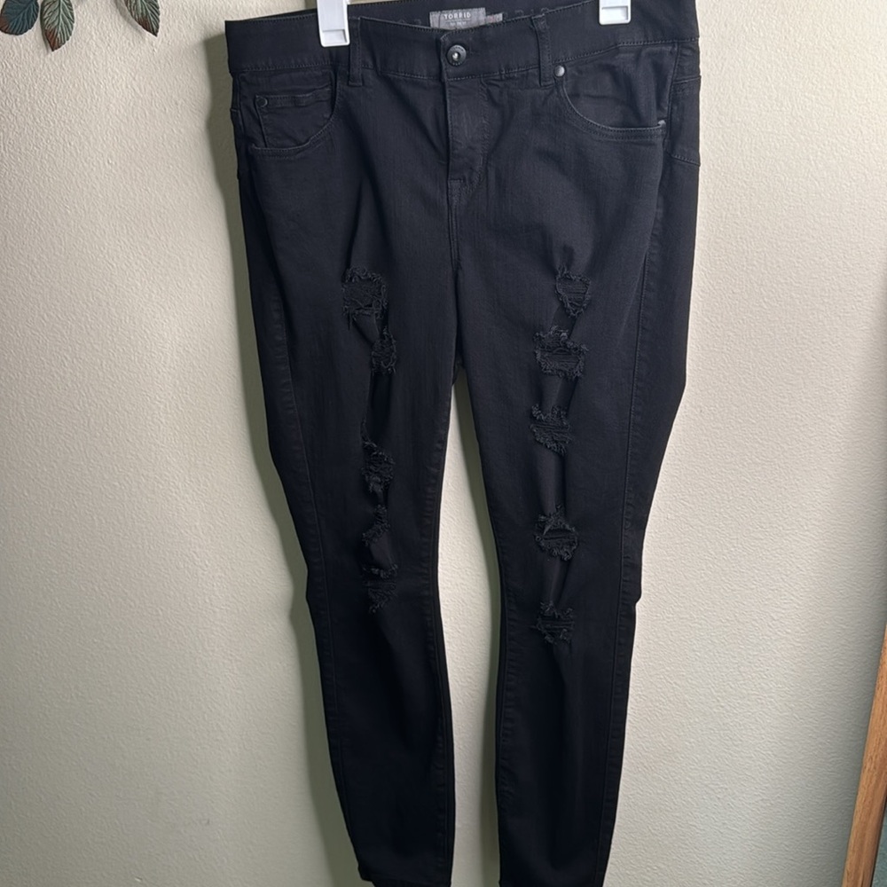 Torrid - black bombshell skinny jeans distressed - 16R